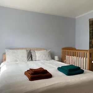 Morden Flat Close To Dlr Station With Free Parking London