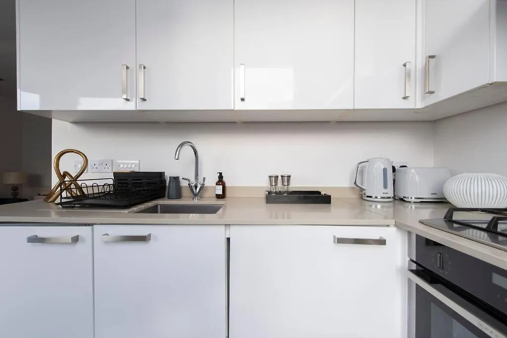 Elevated Elegance: 1Br 1Ba Flat In Wellmeadow Rd Apartamento Londres