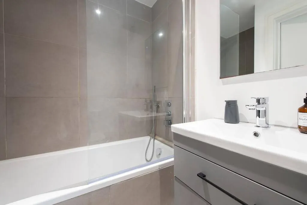 Elevated Elegance: 1Br 1Ba Flat In Wellmeadow Rd Apartamento Londres