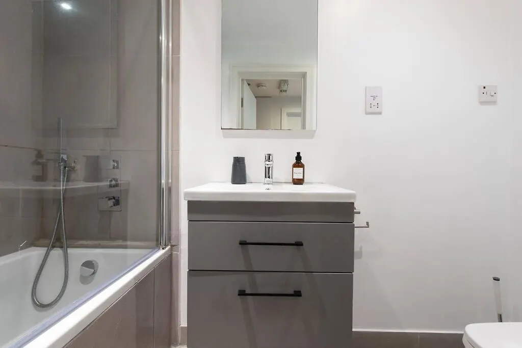 Elevated Elegance: 1Br 1Ba Flat In Wellmeadow Rd Apartamento Londres