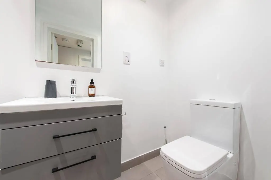 Elevated Elegance: 1Br 1Ba Flat In Wellmeadow Rd Apartment London